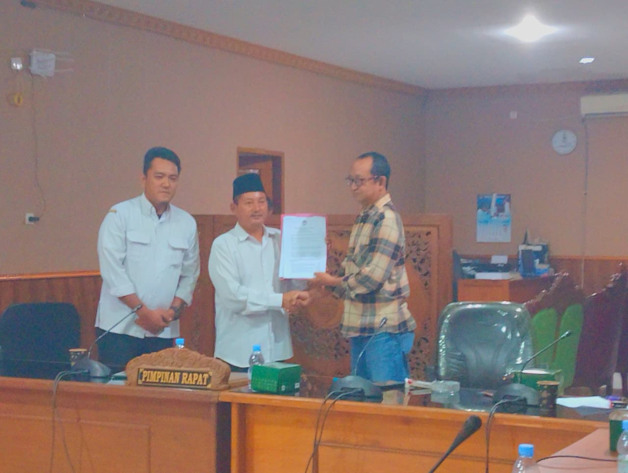 PPDI Kabupaten Madiun menyerahkan daftar inventaris masalah hasil Rakerda 2025 kepada anggota DPRD, Rabu (27/8). LODITYA FERNANDES/RADAR MADIUN
