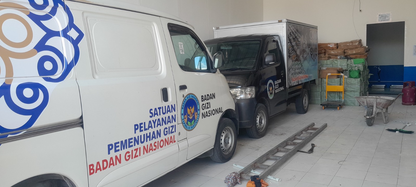 Mobil operasional dapur mitra MBG di Paron terparkir setelah distribusi makanan dihentikan mendadak. ASEP SYAEFUL/RADAR NGAWI