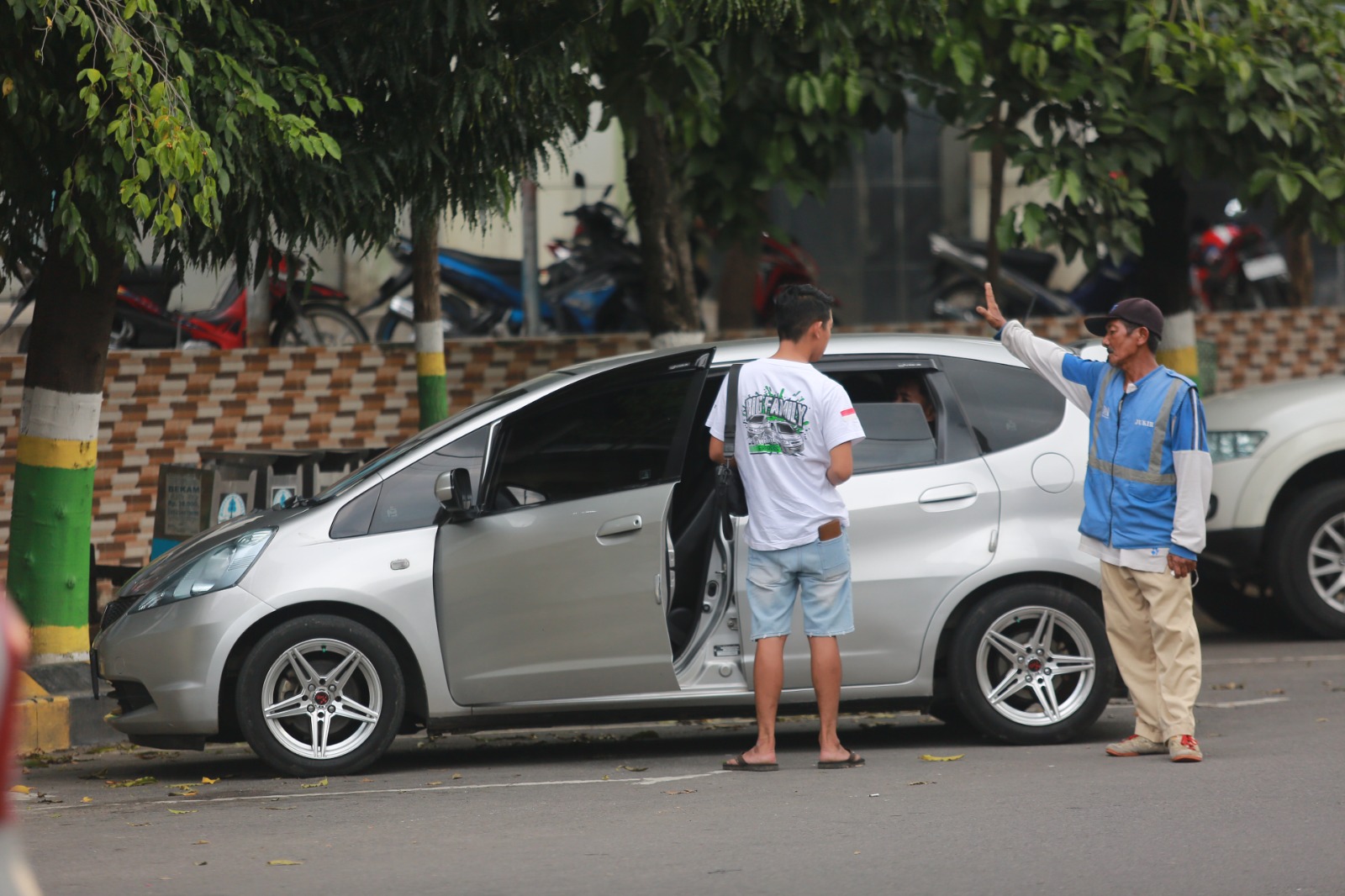 Retribusi parkir tepi jalan umum menjadi salah satu komponen penyumbang PAD Kota Madiun. BAGAS BIMANTARA/RADAR MADIUN