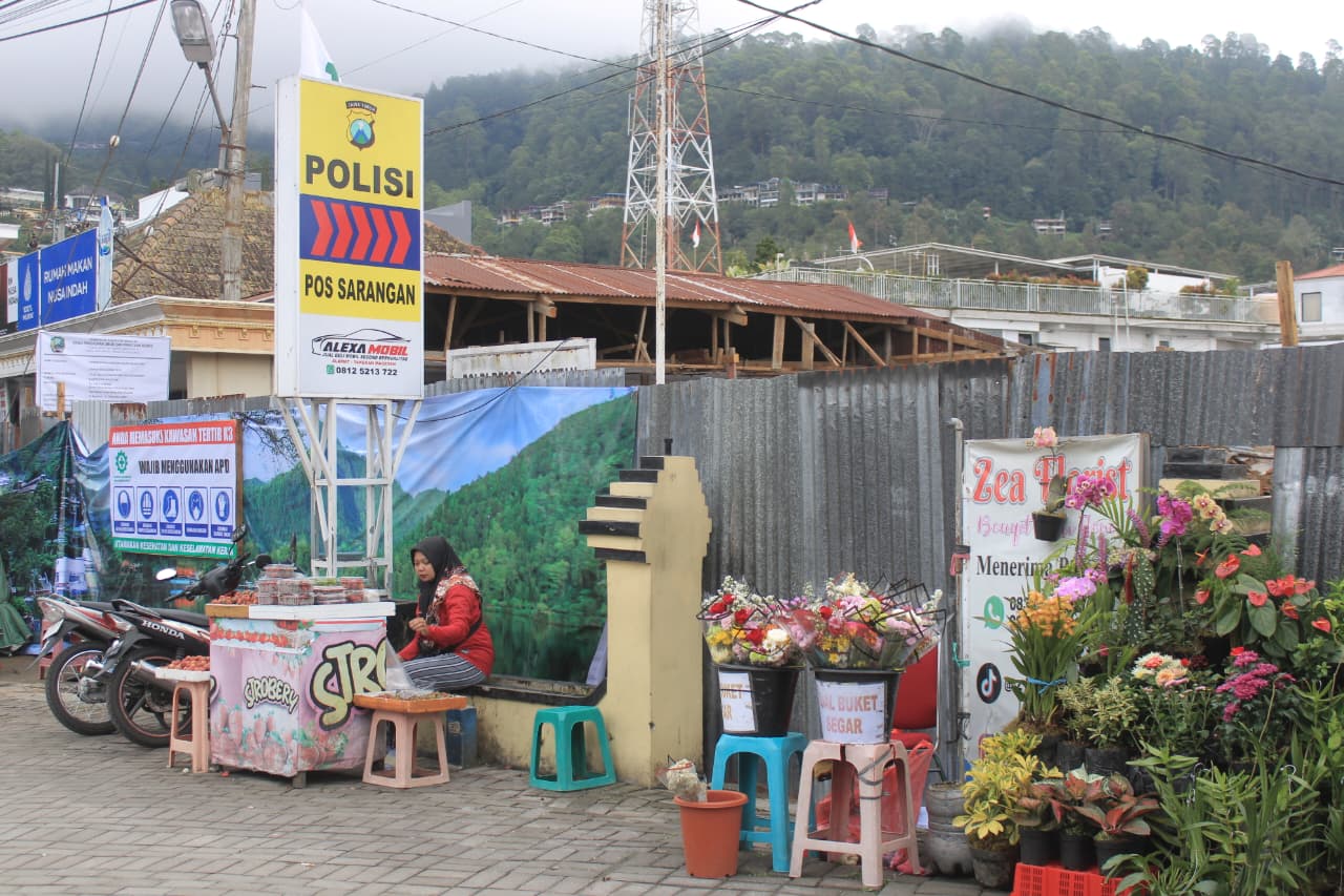 Pemkab Magetan mulai merehab Pospol Sarangan untuk meningkatkan keamanan dan kenyamanan wisatawan Telaga Sarangan. AJI PUTRA/RADAR MAGETAN