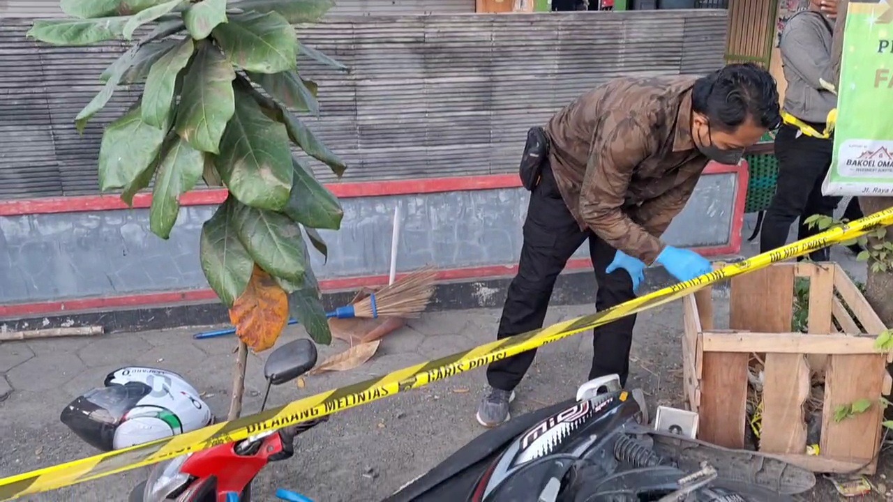 Petugas kepolisian melakukan olah TKP di lokasi angkringan tempat pedagang tewas ditusuk dini hari. ASEP SYAEFUL/RADAR NGAWI