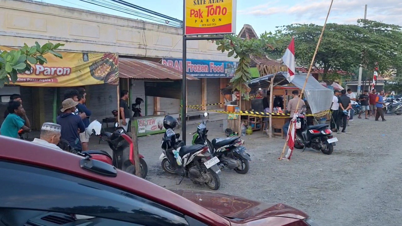 Keluarga mengenang sosok Andik Kristanto, pedagang angkringan di Paron yang tewas ditusuk orang tak dikenal. ASEP SYAEFUL/RADAR NGAWI