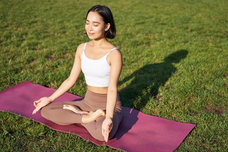 Ilustrasi yoga setiap hari bagus untuk kesehatan tubuh dan mental.