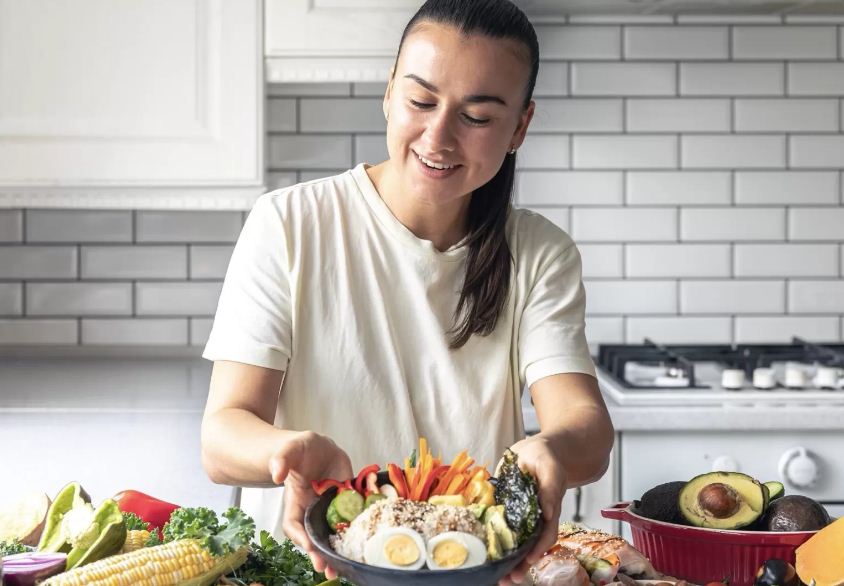 Ilustrasi asupan protein dan nutrisi agar hasil gym lebih maksimal.