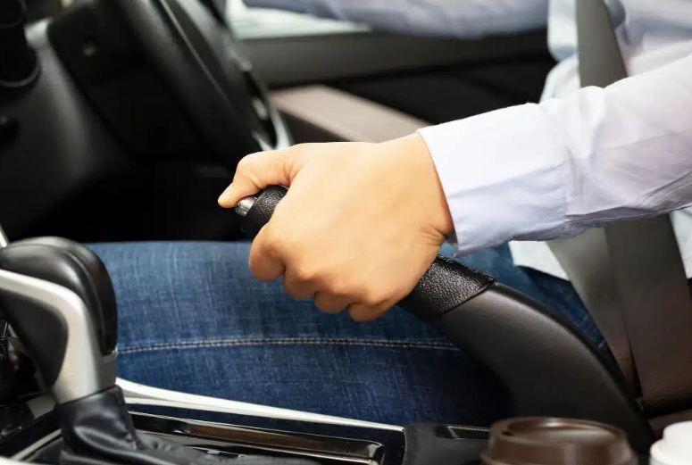 Ilustrasi handle rem mobil mendadak keras.