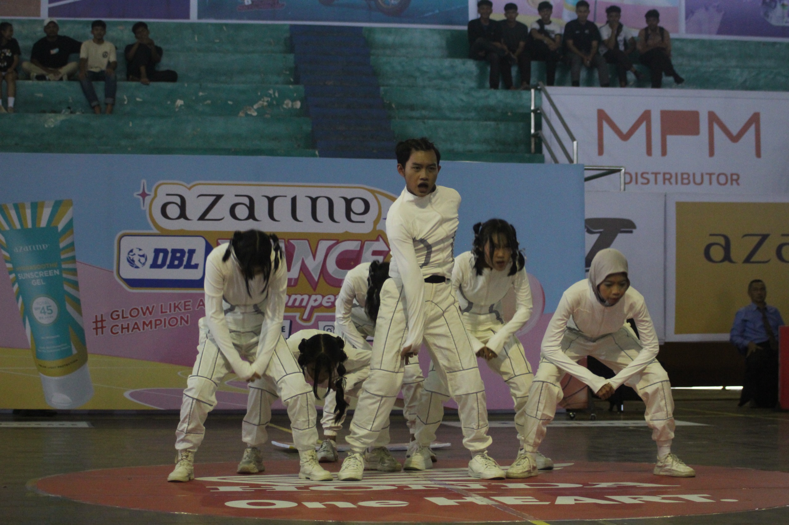Penampilan Full Day Dance SMAN 1 Kota Kediri di ajang Azarine DBL Dance Competition 2025.