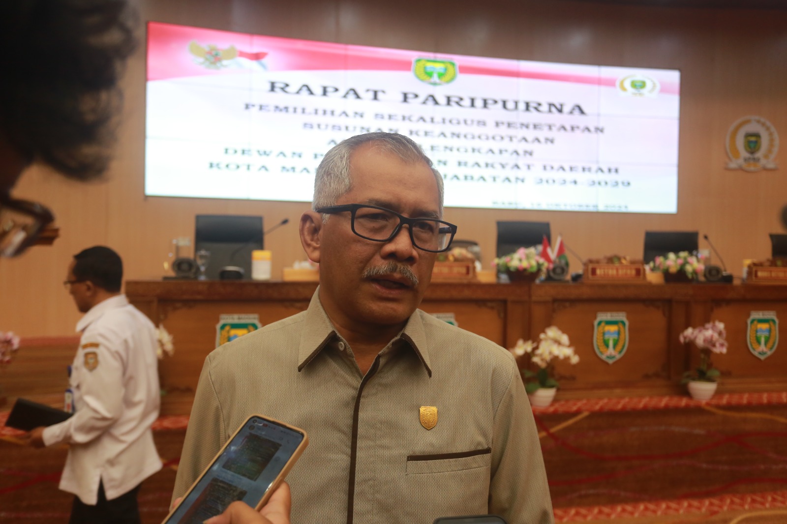 Wakil Ketua DPRD Kota Madiun, Istono, menyampaikan apresiasi atas kinerja Badan Pendapatan Daerah (Bapenda) bersama OPD lain yang mampu memaksimalkan potensi daerah. BAGAS BIMANTARA/RADAR MADIUN