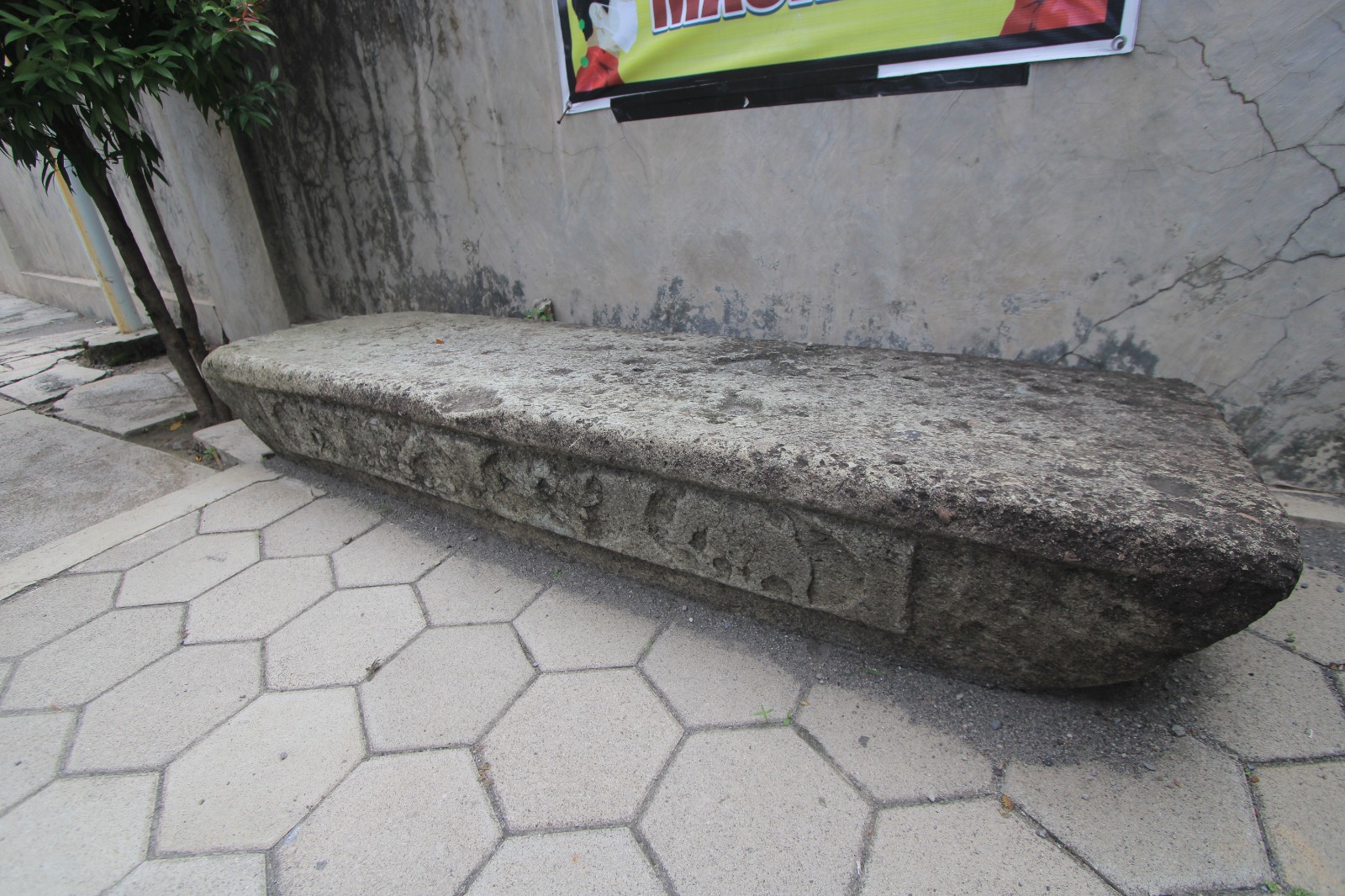 Sejarawan menunjukkan fakta baru pembacaan batu gilang di kompleks Makam Batoro Katong yang selama ini jadi patokan Hari Jadi Ponorogo, kemarin (28/8). SUGENG DWI N/RADAR PONOROGO