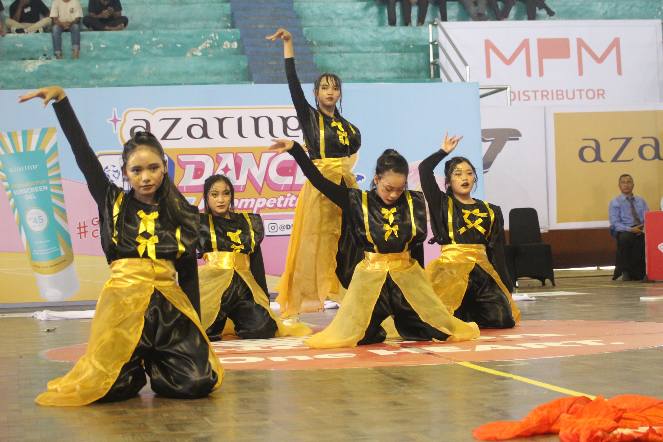 Beyond Dance SMANSA SMAN 1 Pare tampil dengan tema Shine Like a Star di DBL.