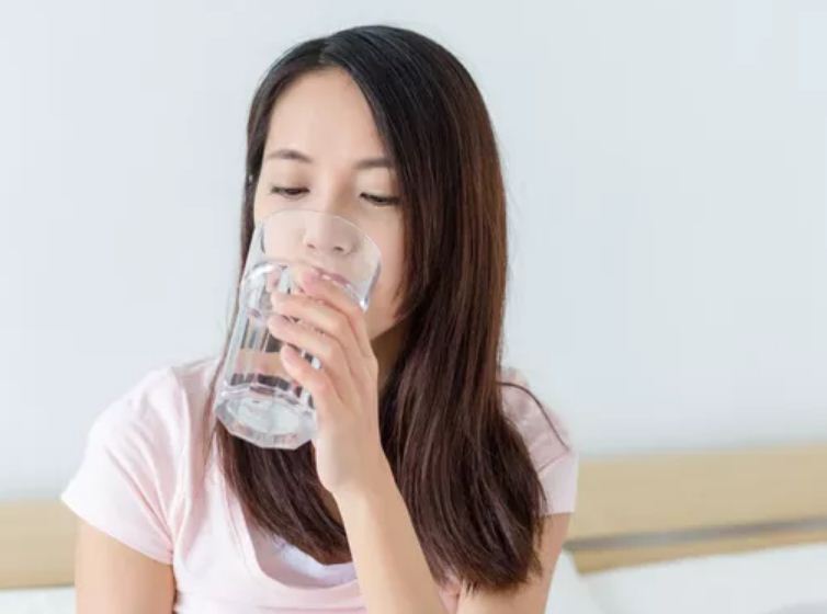 Ilustrasi minum air hangat setelah bangun tidur.