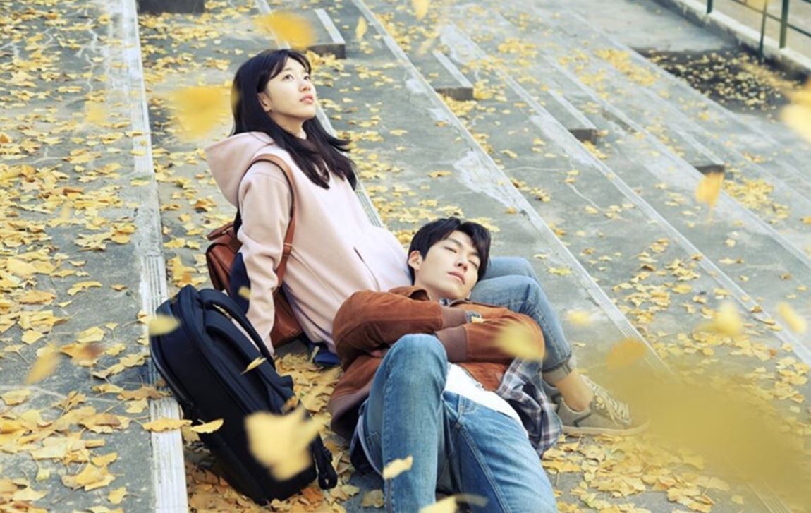 Still dari drakor Uncontrollably Fond yang diperankan Kim Woo Bin dan Suzy.