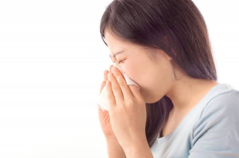 Ilustrasi membersihkan hidung yang benar.