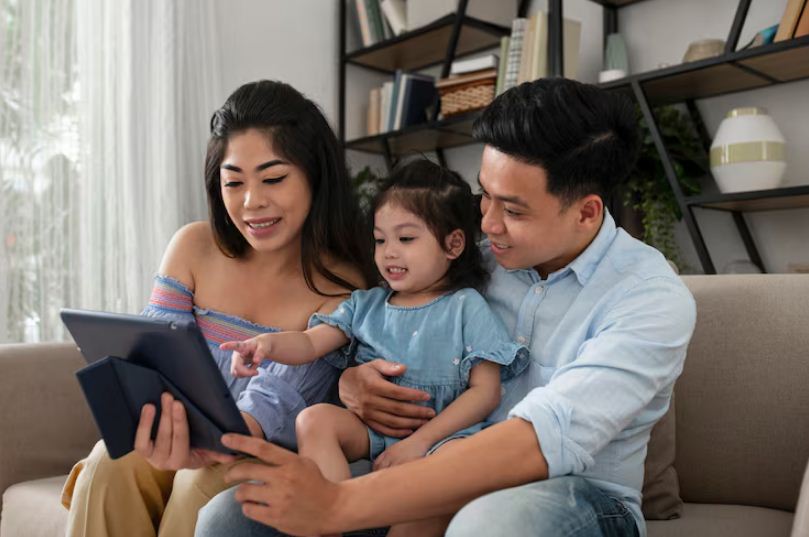 Ilustrasi mindful parenting yang bisa membuat anak tumbuh cerdas.