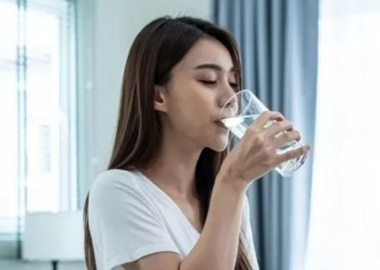 Ilustrasi minum air putih sebelum gosok gigi.