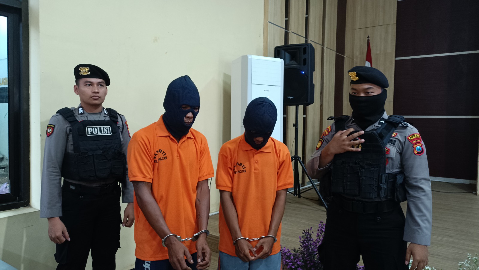 Pandu Tri Raharjo dan Sunarko digelandang ke dalam sel tahanan karena terlibat kasus rudapaksa terhadap orang dekat mereka. NUR CAHYONO/RADAR PACITAN