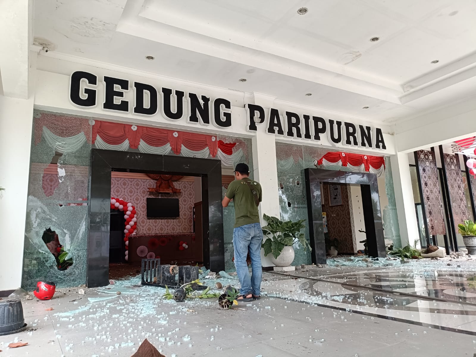 Massa aksi menggugat di DPRD Kota Madiun memicu kerusakan fasilitas umum dan melukai aparat keamanan.