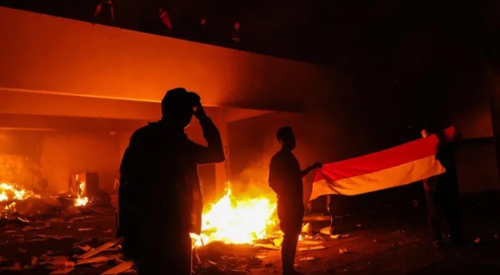 Gedung DPRD Makassar dibakar massa.