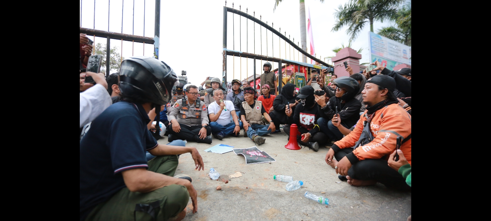 Ketua DPRD Kota Madiun Armaya bersama Kapolres Madiun Kota AKBP Wiwin Junianto Supriadi turun langsung menemui massa.