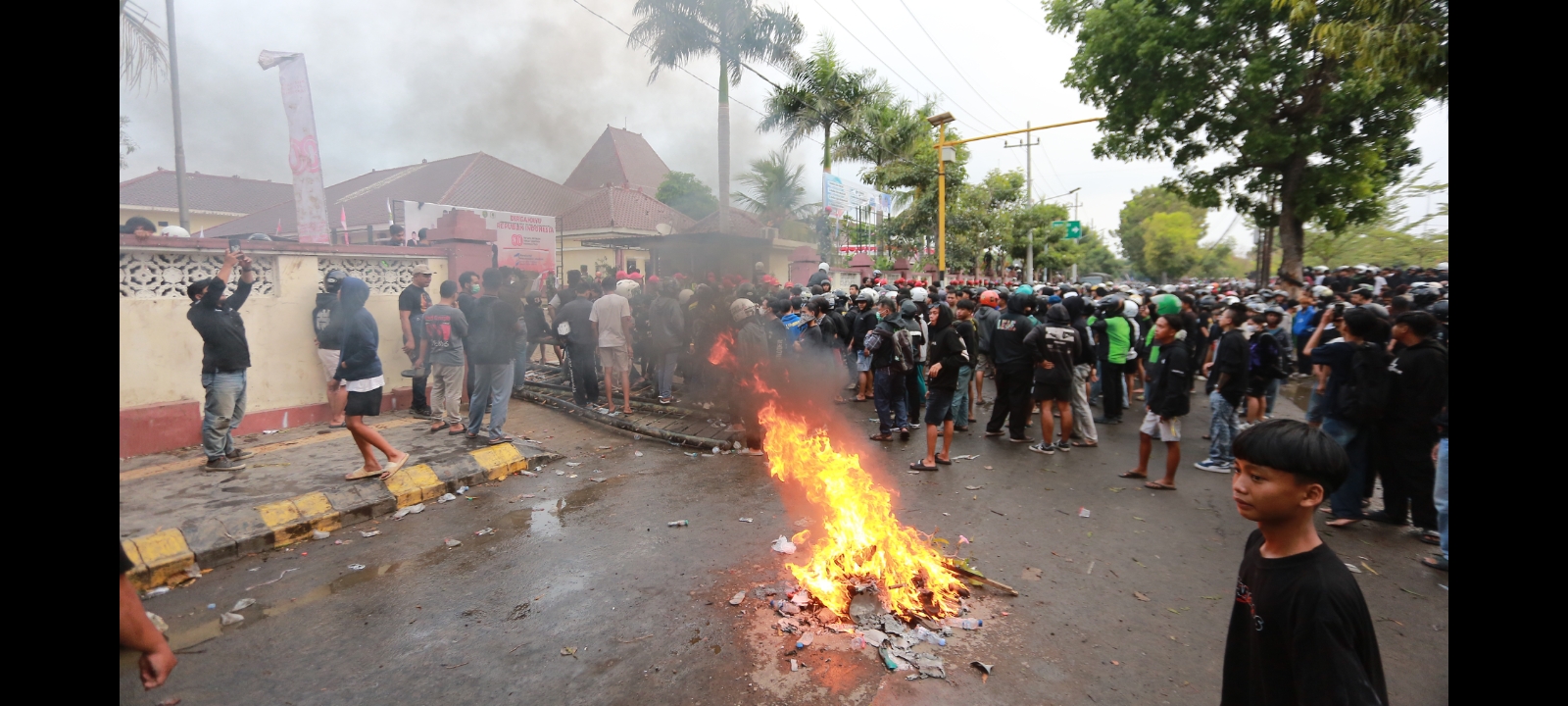 Aksi demo di depan gedung DPRD Kota Madiun, Sabtu (30/8), berakhir ricuh.