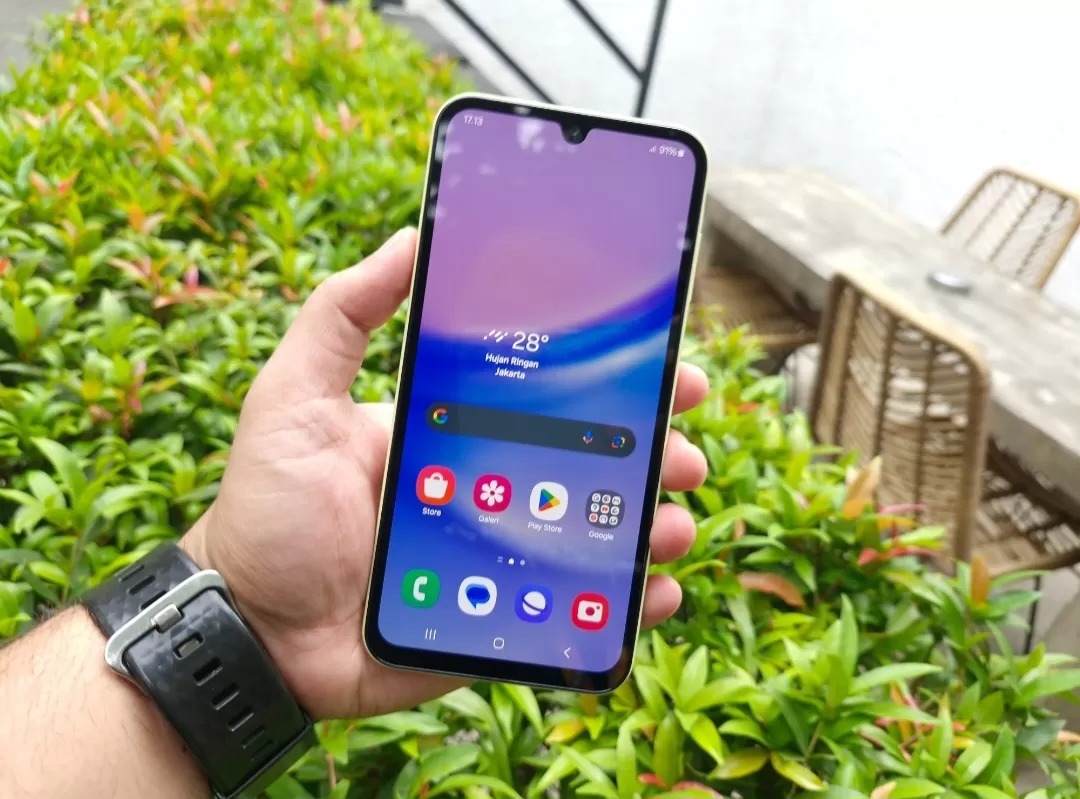 Ilustrasi menggunakan HP Android dengan layar AMOLED.