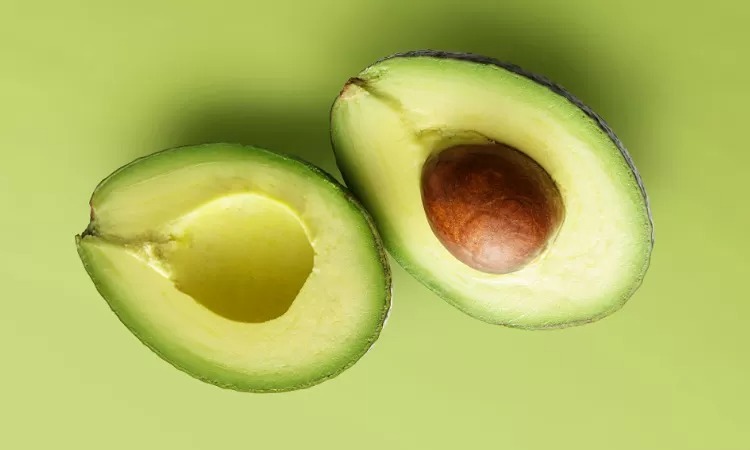 Alpukat adalah salah satu buah penurun kolesterol, enak dikonsumsi setiap hari.