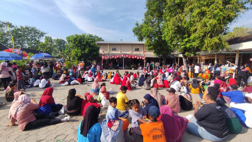 Ribuan warga Kauman Widodaren meriahkan jalan sehat HUT RI ke-80.
