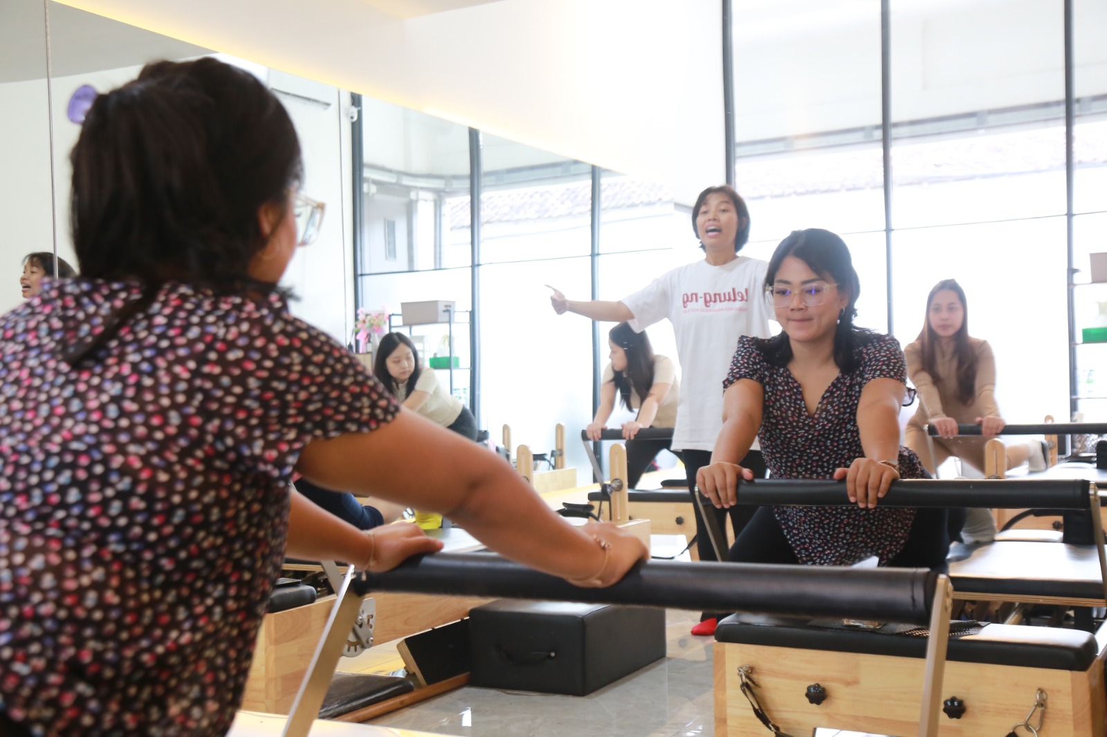 Suasana latihan pilates di salah satu studio Kota Madiun. Gerakan sederhana tapi efektif bikin tubuh lebih kencang. BAGAS BIMANTARA/RADAR MADIUN