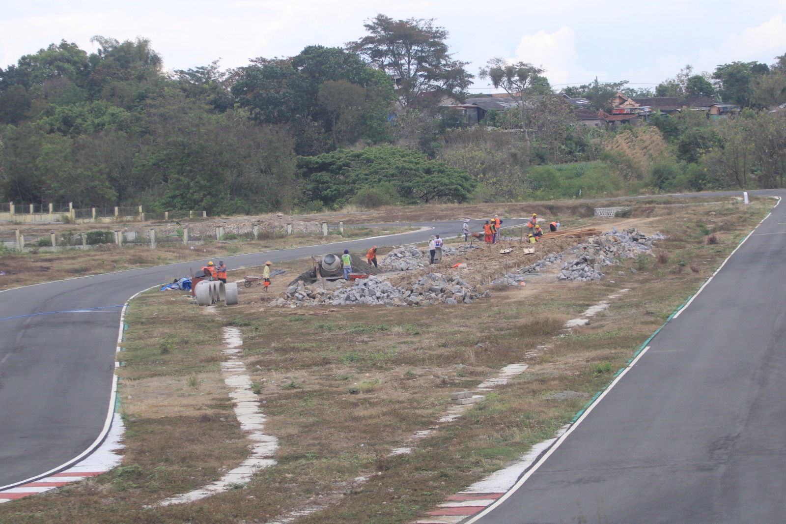 Pembangunan tahap II Sirkuit Mario Magetan di Parang dimulai. Ditargetkan rampung akhir 2025 untuk mendukung event balap nasional. AJI PUTRA/RADAR MAGETAN