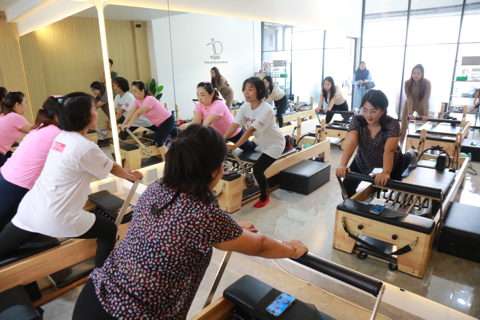 Peserta pilates di Kota Madiun tampak antusias berlatih dengan instruktur, mulai usia muda hingga 60 tahun, Minggu (31/8). BAGAS BIMANTARA/RADAR MADIUN
