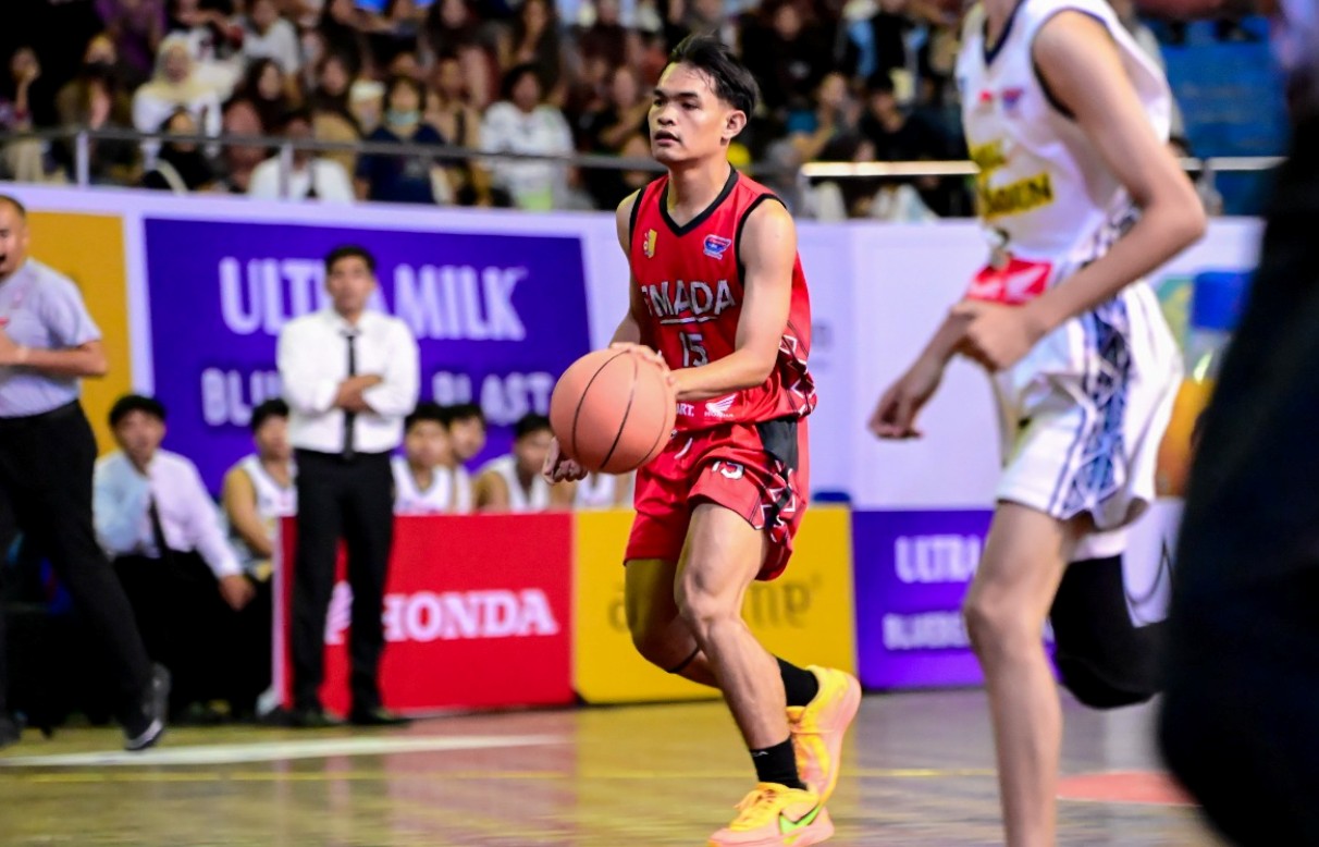 MULTITALENTA: Yoel Abimanyu, siswa Smada Madiun, piawai basket dan bersinar di musik dan sastra.