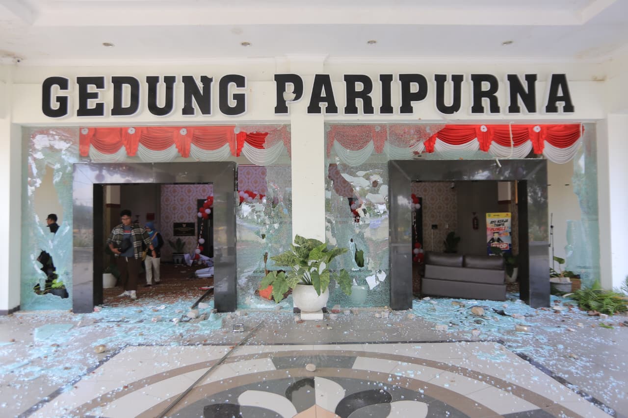 Kondisi kaca pecah dan pagar roboh di DPRD Kota Madiun pascademo ricuh, kerugian ditaksir capai ratusan juta rupiah. BAGAS BIMANTARA/RADAR MADIUN