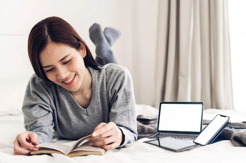 Ilustrasi digital detox demi hidup lebih tenang.