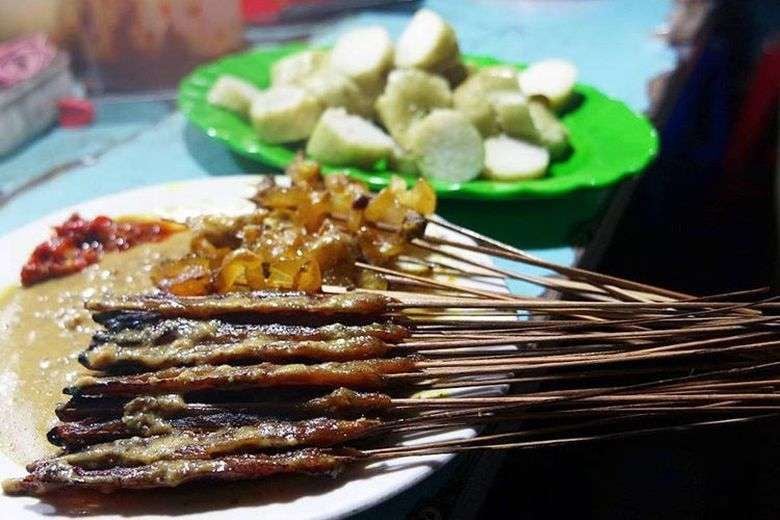 Sate kalong makanan khas Cirebon.