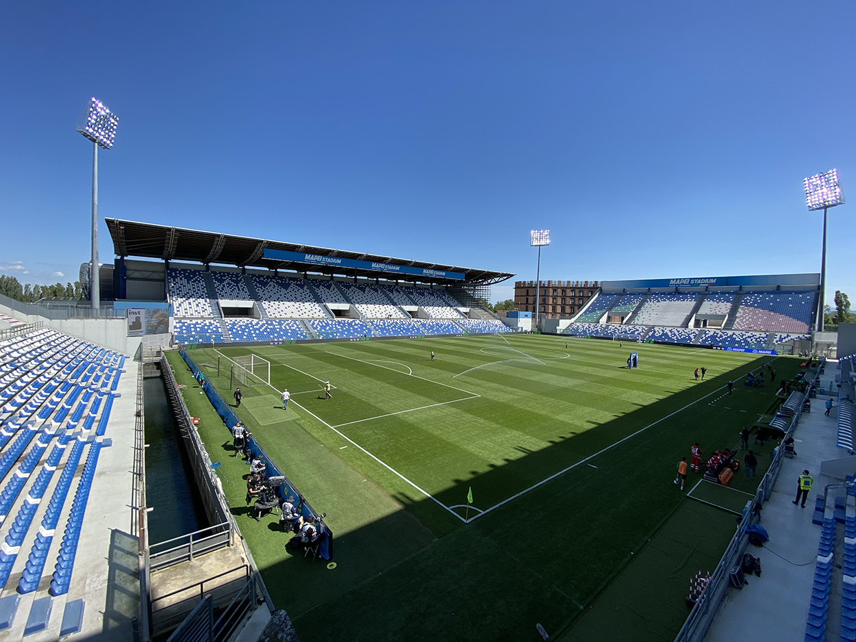 Mapei Stadium Sassuolo yang terdapat parit air di tribun.