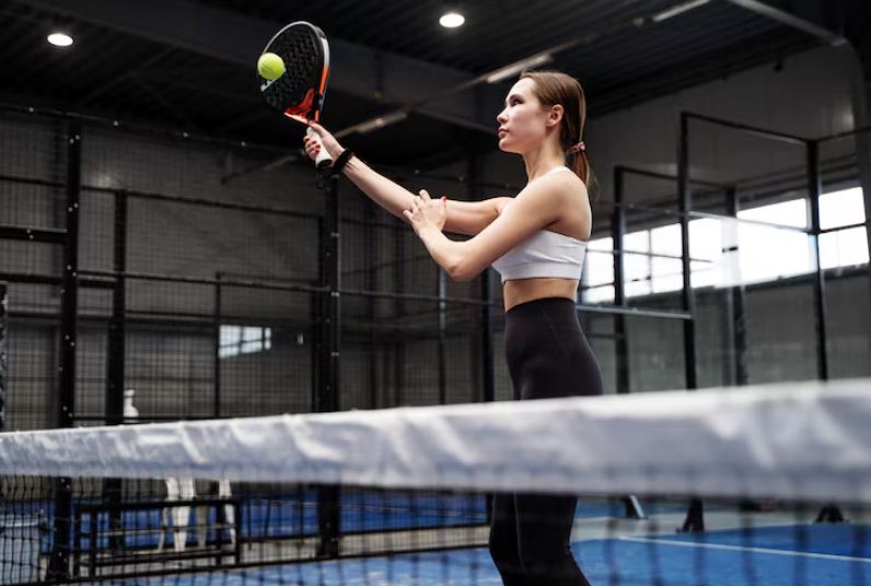 Ilustrasi kesalahan pemula saat bermain padel.
