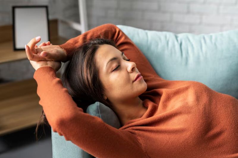Ilustrasi slow living membuat tidur lebih berkualitas.