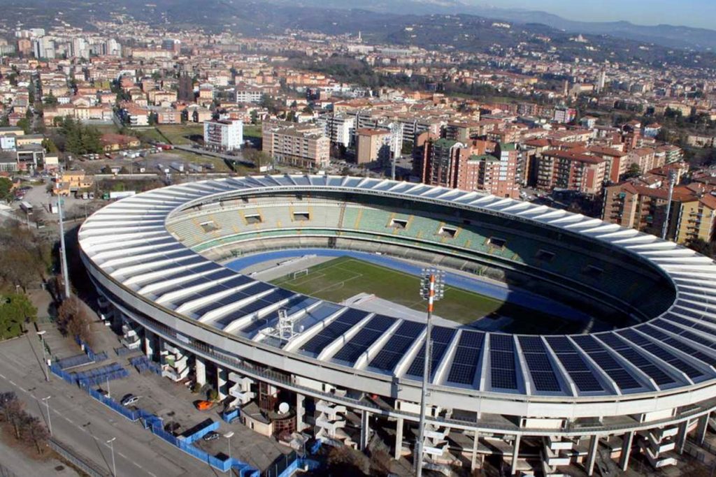 Stadion Bentegodi yang jadi rumah Hellas Verona dan Chievo Verona.