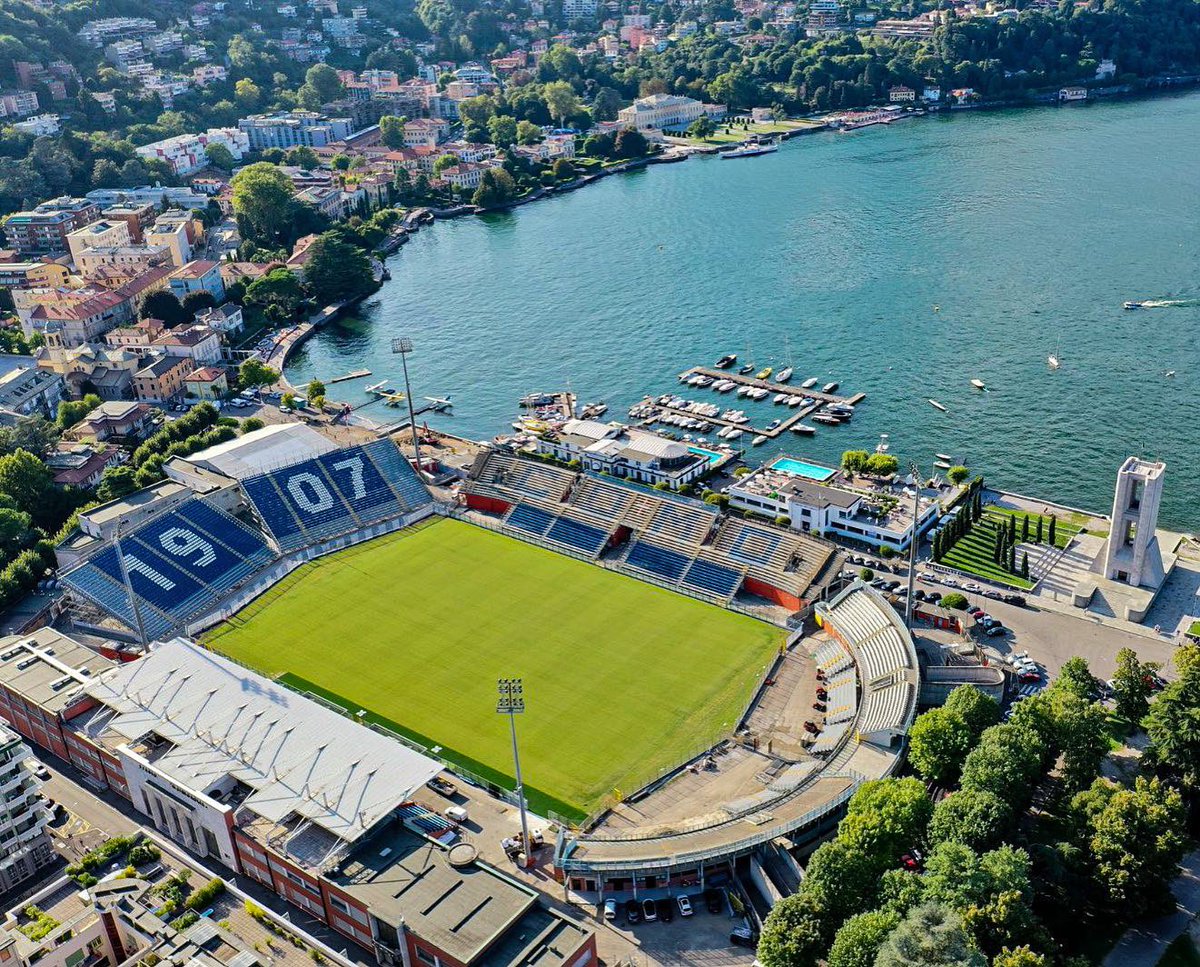 Stadion Giuseppe Sinigaglia markas Como 1907 bersebelahan dengan Danau Como.