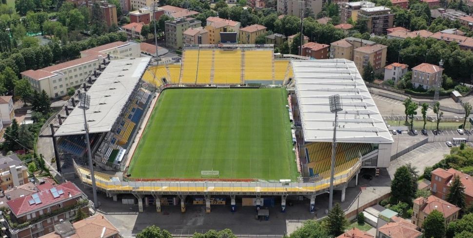 Stadion Ennio Tardini yang berada di jalanan sempit.