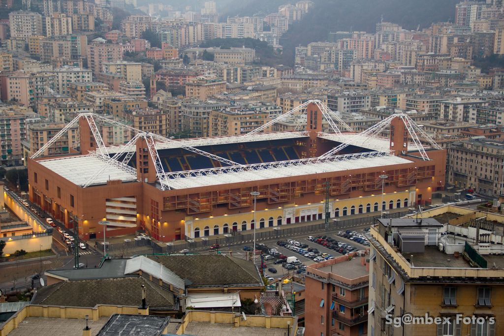 Stadion Luigi Ferraris yang berada di pusat Kota Genoa.