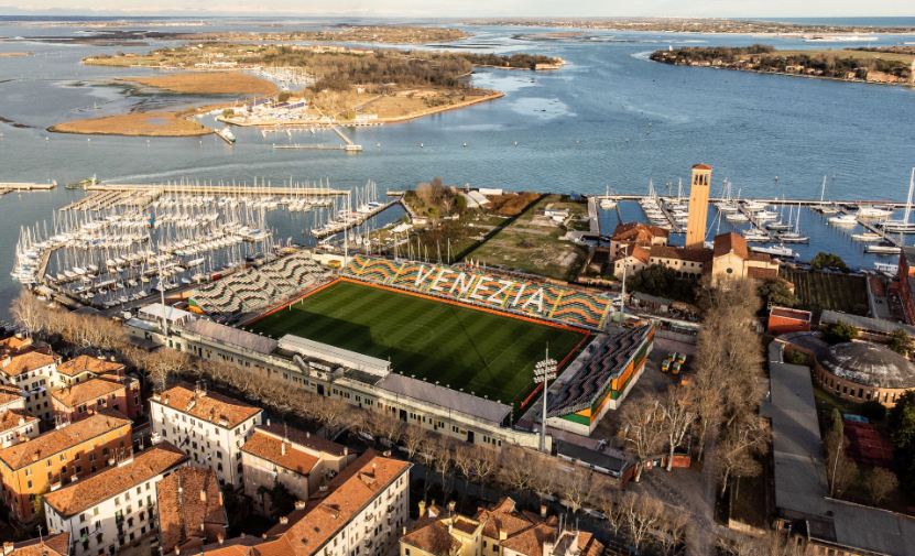 Stadio Pier Luigi Penzo markas Venezia yang berada di tengah laguna.