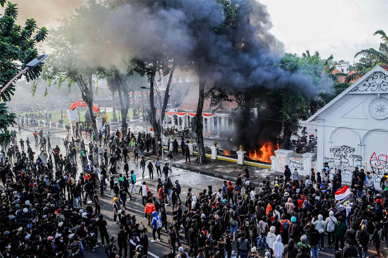 Massa pengunjuk rasa terlibat bentrokan dengan aparat kepolisian di depan Gedung Negara Grahadi, Surabaya, Jawa Timur, Jumat 29 Agustus 2025 lalu.