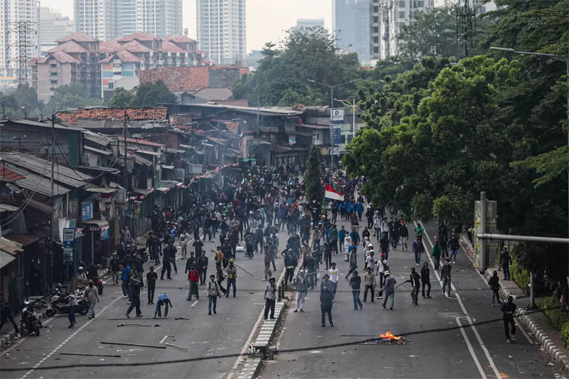 Sejumlah masa aksi demo 25 Agustus 2025 terlibat bentrokan dengan petugas kepolisian di kawasan Pejompongan, Jakarta,