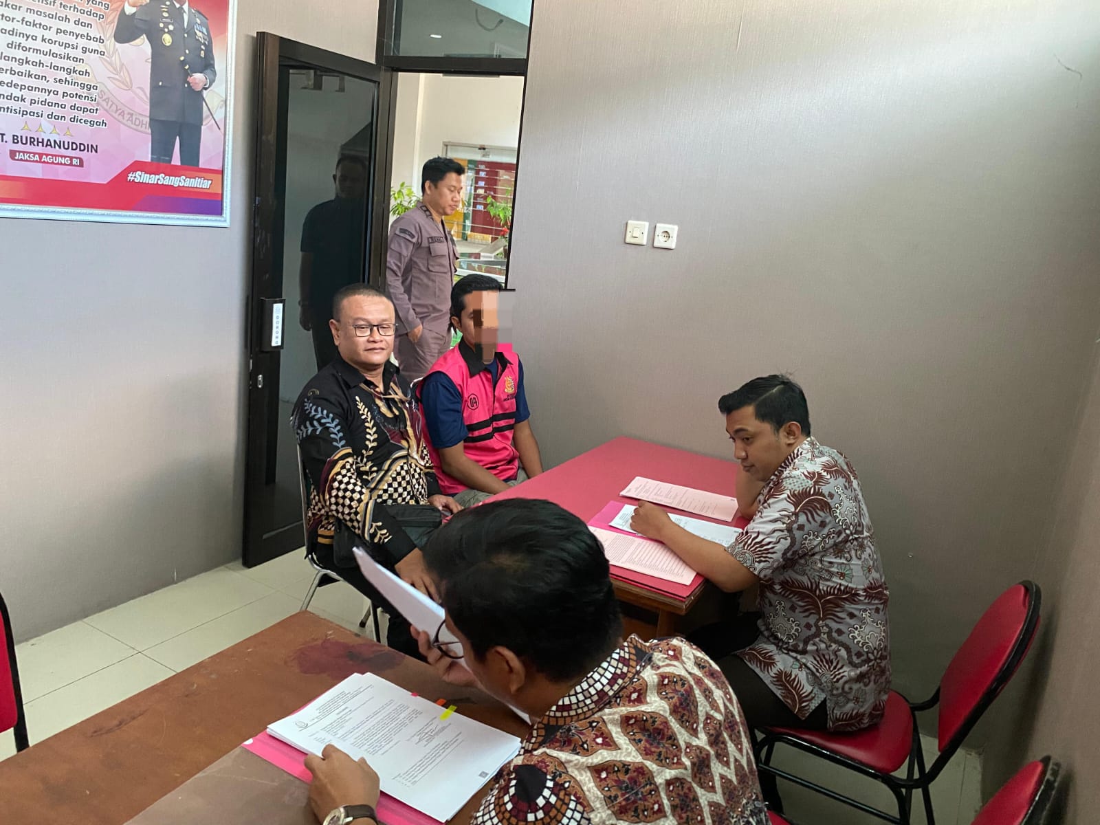 Jaksa penyidik Kejari Ponorogo menyerahkan barang bukti dan tersangka Saka Pradana Putra ke jaksa penuntut umum dalam kasus kredit fiktif BRI Ponorogo. FOTO: ISTIMEWA