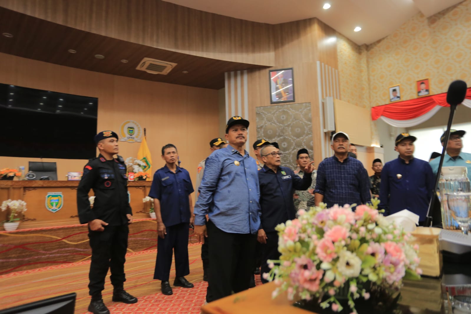 Wali Kota Madiun Maidi bersama jajaran Forkopimda meninjau kerusakan gedung DPRD dan memastikan aktivitas pemerintahan tetap berjalan. BAGAS BIMANTARA/RADAR MADIUN