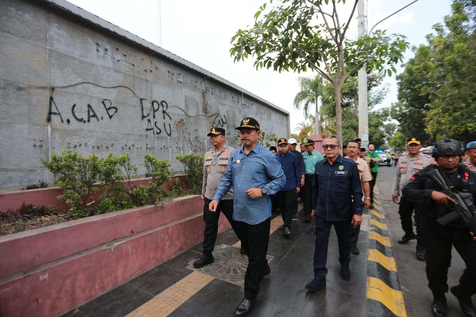 Aparat gabungan TNI-Polri bersiaga di gedung DPRD Kota Madiun usai kericuhan, Senin (1/9). BAGAS BIMANTARA/RADAR MADIUN