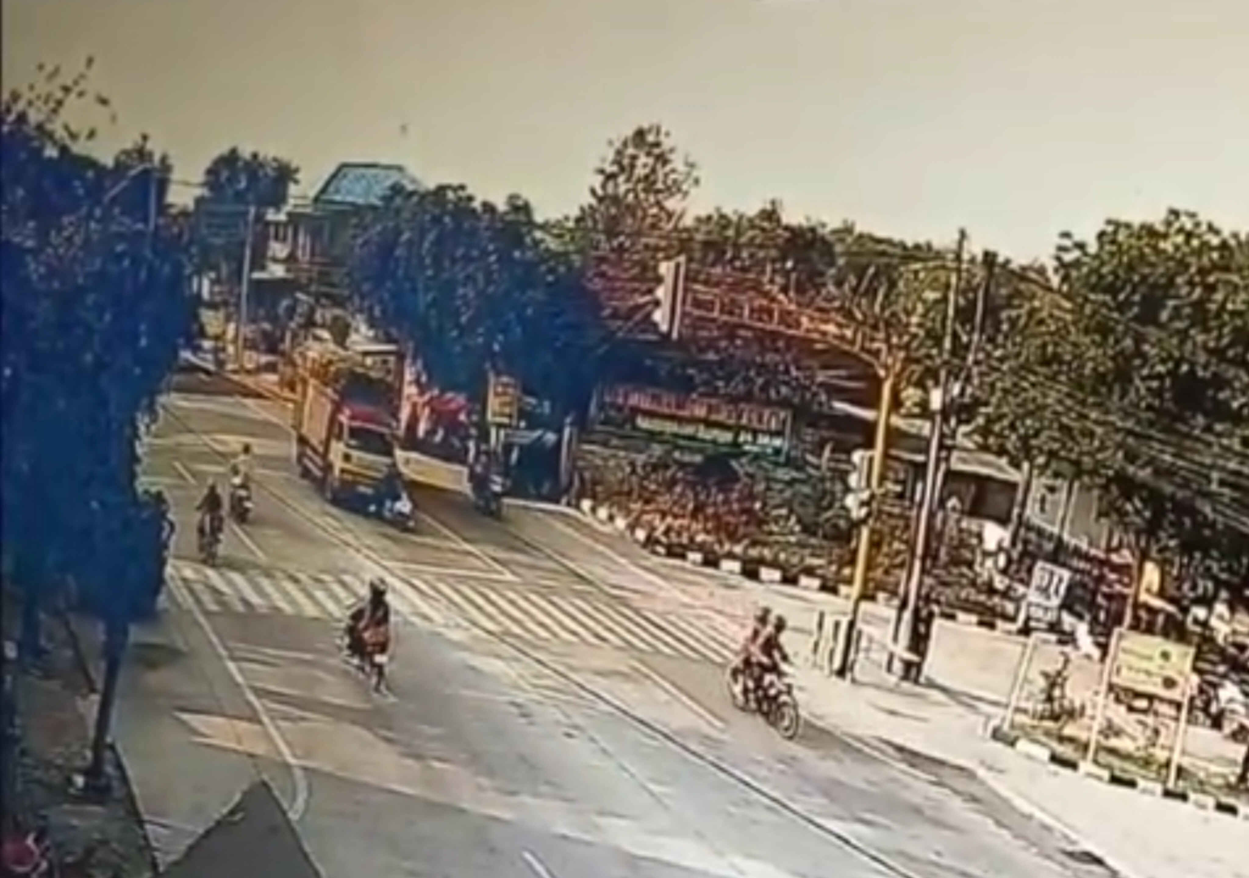Rekaman CCTV kecelakan antara truk tebu dengan pengendara motor di Jalan Raya Maospati-Ngawi, Senin (1/9).
