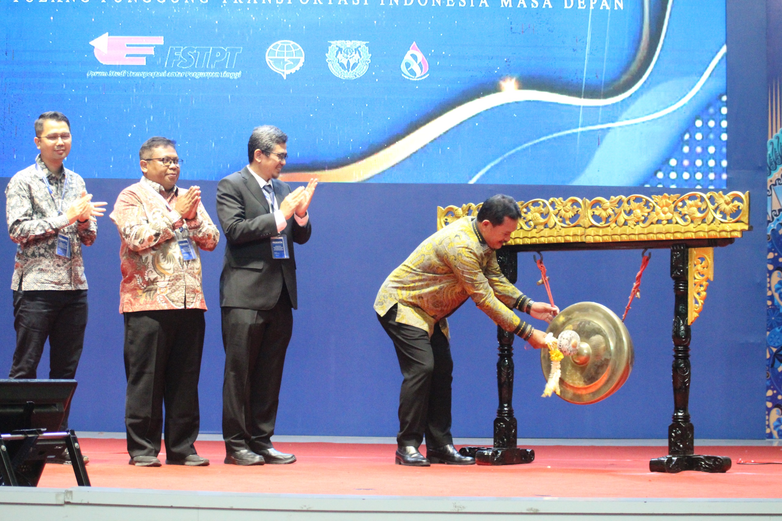 SIMBOLIS: Wali Kota Madiun Maidi memukul gong sebagai tanda dimulainya Simposium FSTPT XXVIII di PPI Madiun.