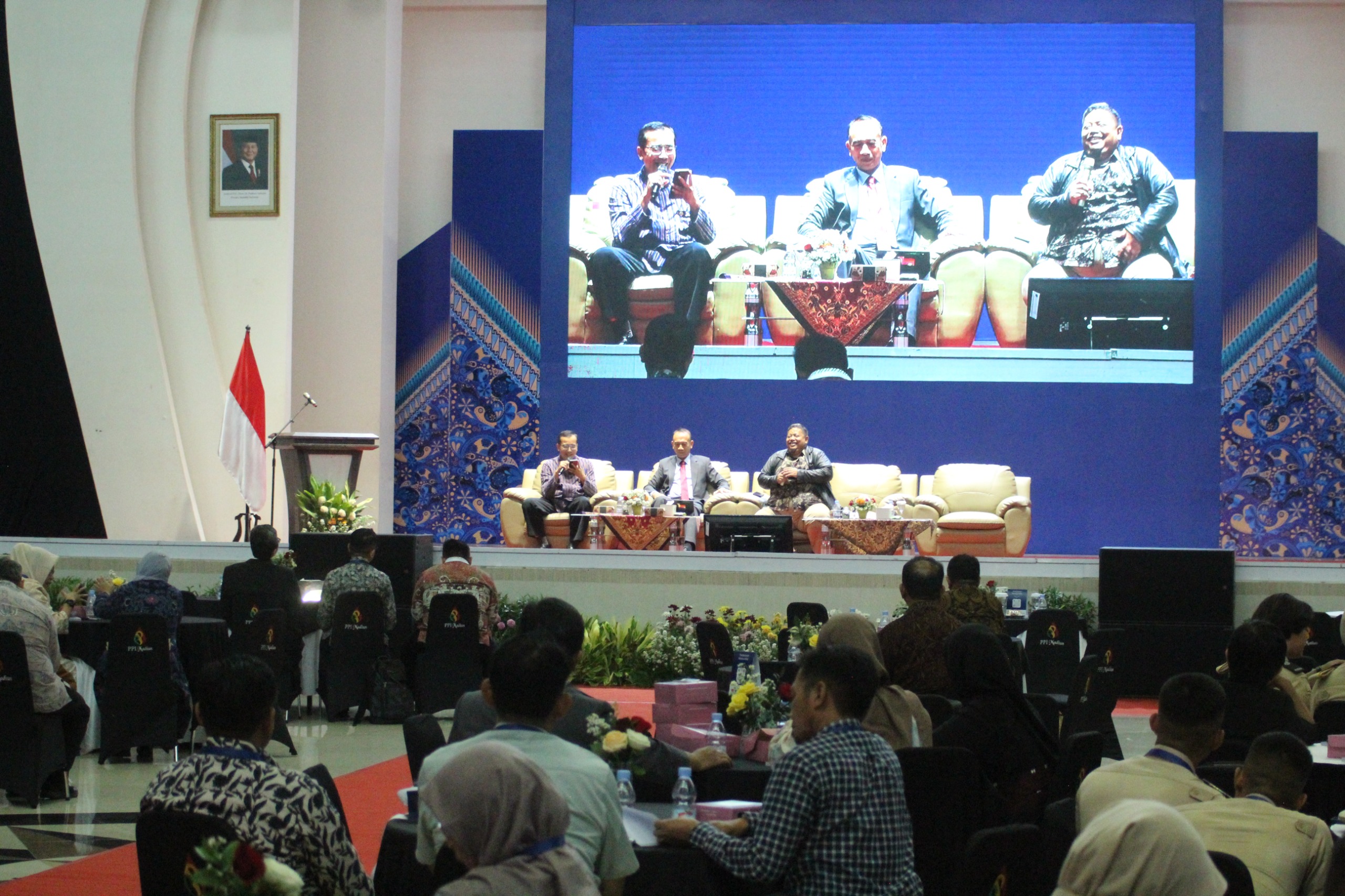 DISKUSI: Suasana serius peserta dalam panel diskusi simposium FSTPT ke-XXVIII di Auditorium PPI Madiun.