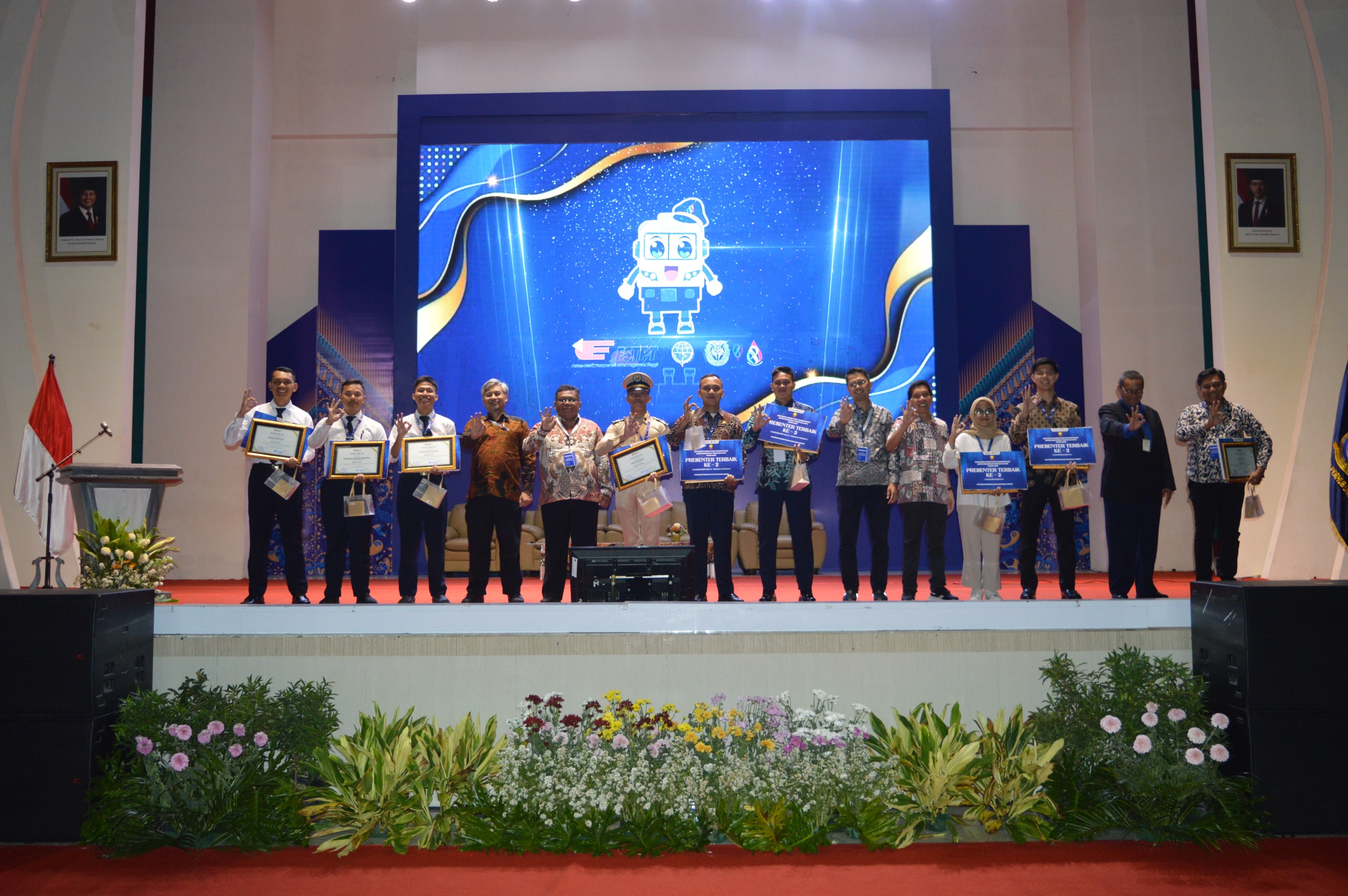 PRESTISIUS: Pemberian penghargaan kepada presenter dan penulis makalah terbaik dalam simposium FSTPT XXVIII di PPI Madiun.